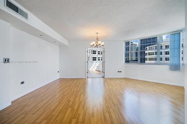 Building Photo - 905 Brickell Bay Dr