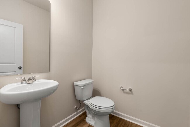 Building Photo - Cozy Townhome with 2 car garage!