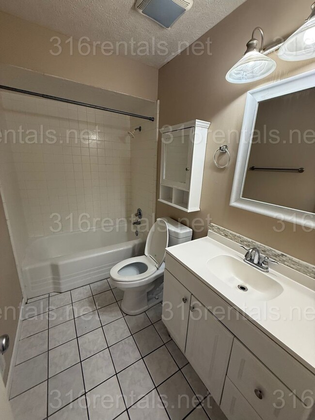 Building Photo - $995 - 2 bedroom / 1 bathroom - Single Fam...