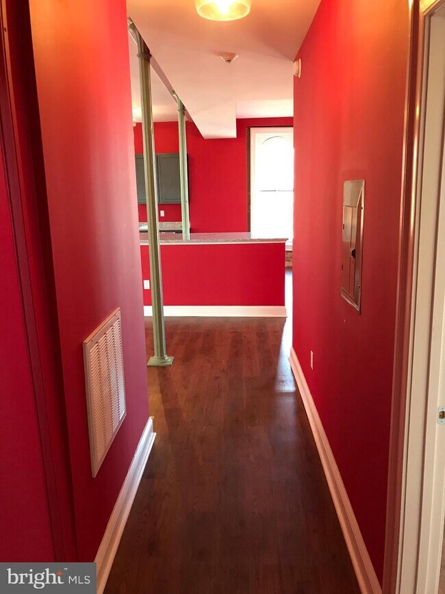 Building Photo - 2 W Loockerman St