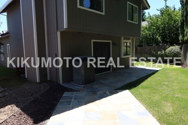 Building Photo - 3 Bedroom 2 1/2 bath Pocket home