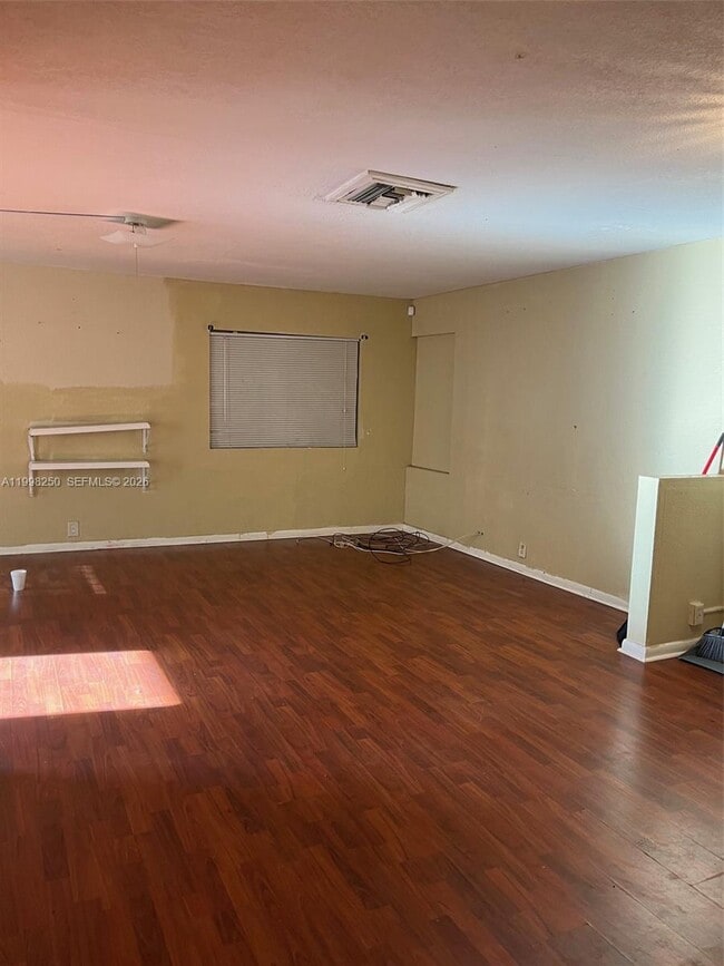 Building Photo - 538 W 1st St