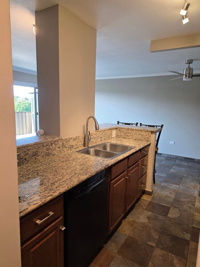 Building Photo - Remodeled 1 BDR in Capital Hill.  Location...