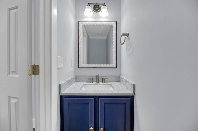 Building Photo - Centrally Located and Beautifully Renovate...