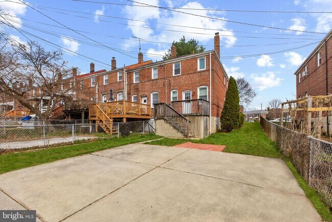 Building Photo - 227 Willow Ave