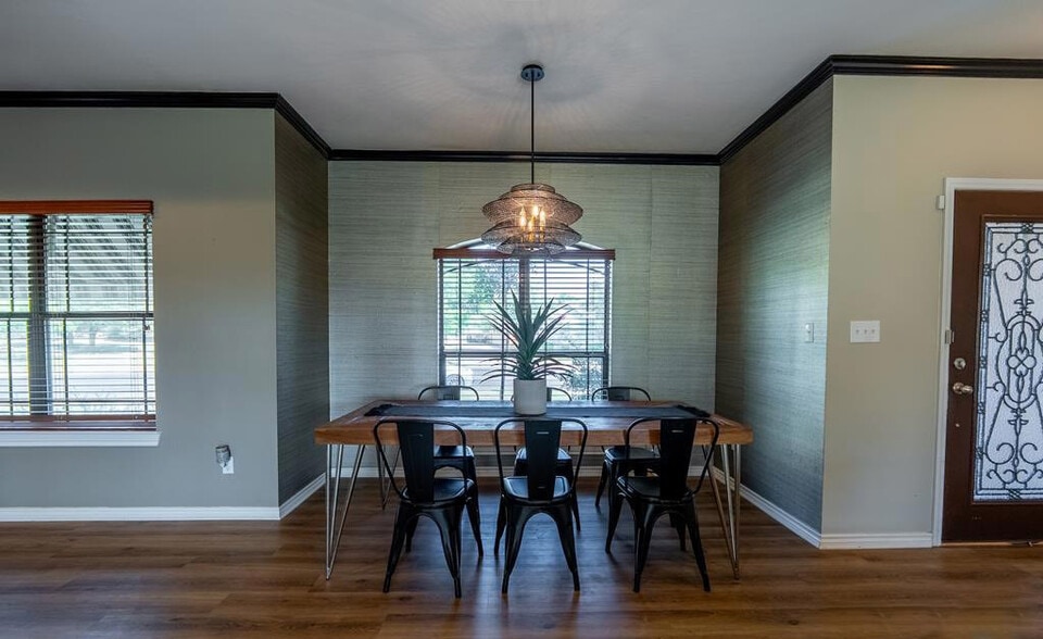 Building Photo - 6013 Stratford Ave