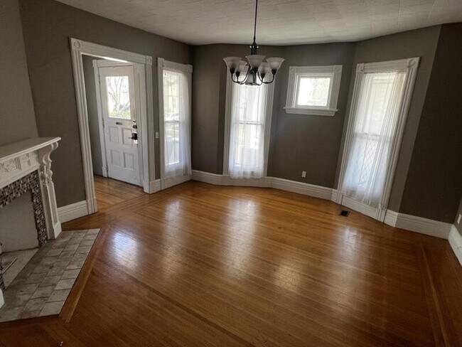 Building Photo - 213 Oxford St