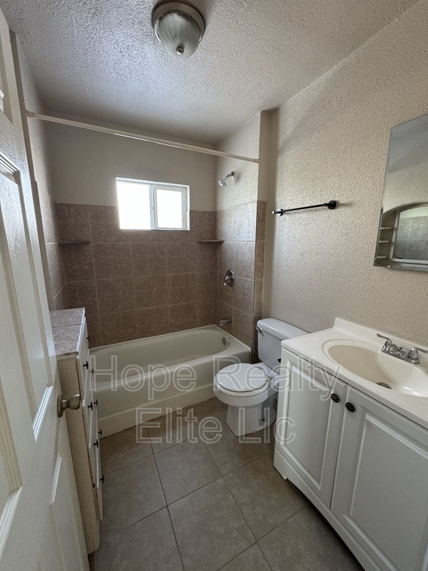 Building Photo - 2534 E St Vrain St