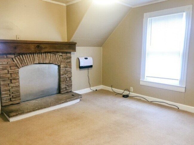 Building Photo - Beautiful 1 bedroom, 1 bath farmhouse with BONUS ROOM