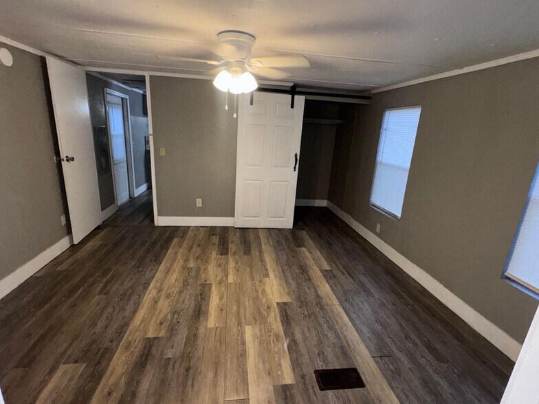 Building Photo - 15637 Sims Ln