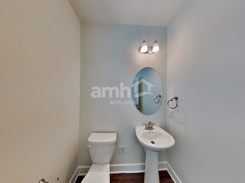 Building Photo - 5822 Zurich Rd