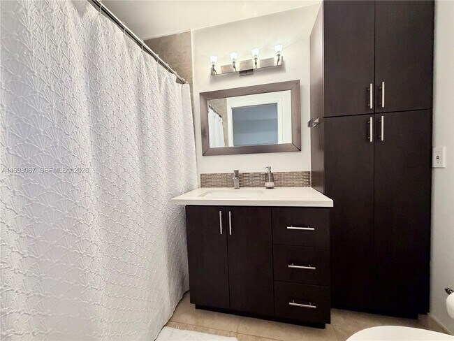 Building Photo - 15405 N Miami Lakeway