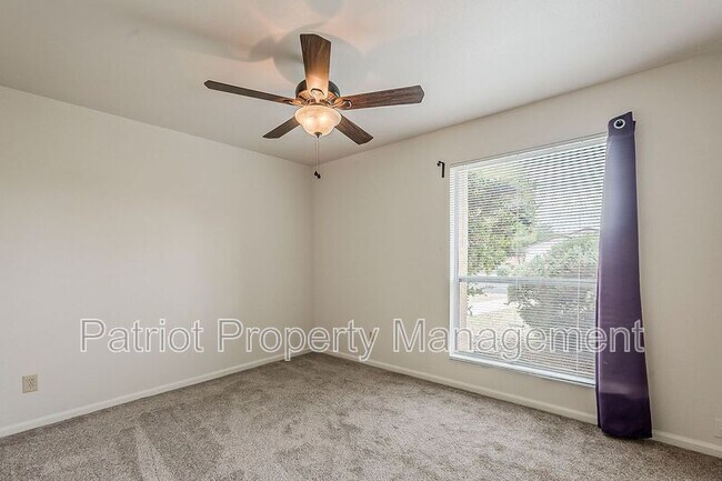 Building Photo - 5622 E Voltaire Ave