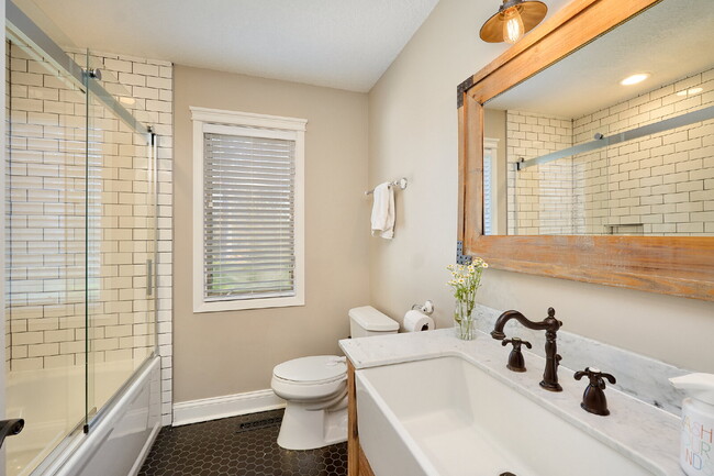 Building Photo - 1832 Essex Rd