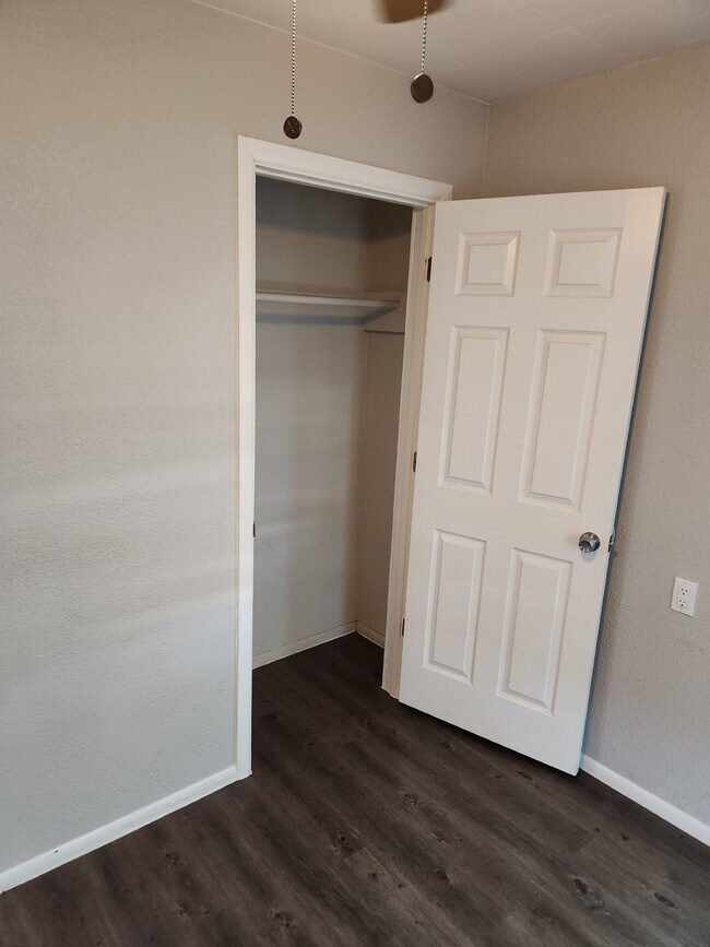 Building Photo - FABULOUS 2 BEDROOMS AND 1 BATHROOM FOR LEASE