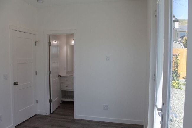 Building Photo - New and clean rear unit in duplex