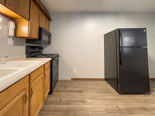 Building Photo - 2213 E Memorial Dr