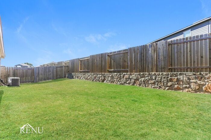 Building Photo - 1919 Hialeah Dr