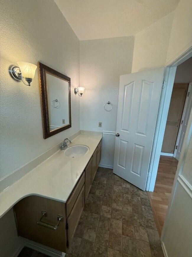 Building Photo - 900 Bluewater Dr