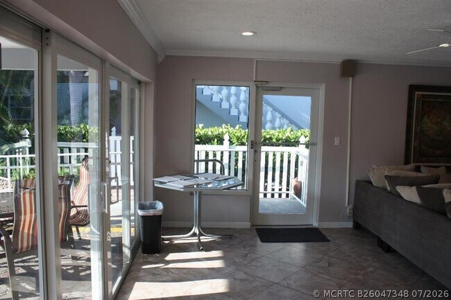 Building Photo - 649 W Oakland Park Blvd