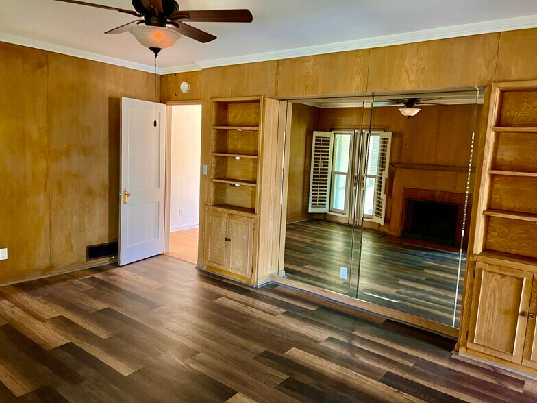 Building Photo - 4211 Ridgeway Dr