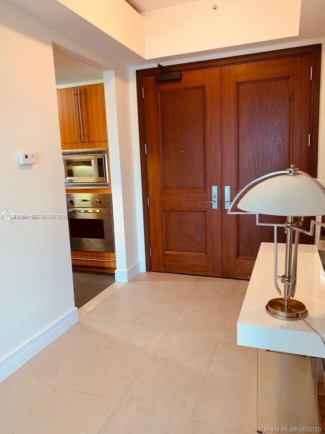 Building Photo - 1425 Brickell Ave