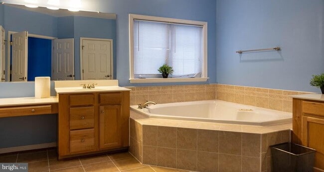 Building Photo - 9571 Linnett Hill Dr