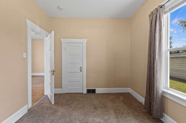 Building Photo - "Charming Spokane Retreat: Cozy 2-Bedroom ...