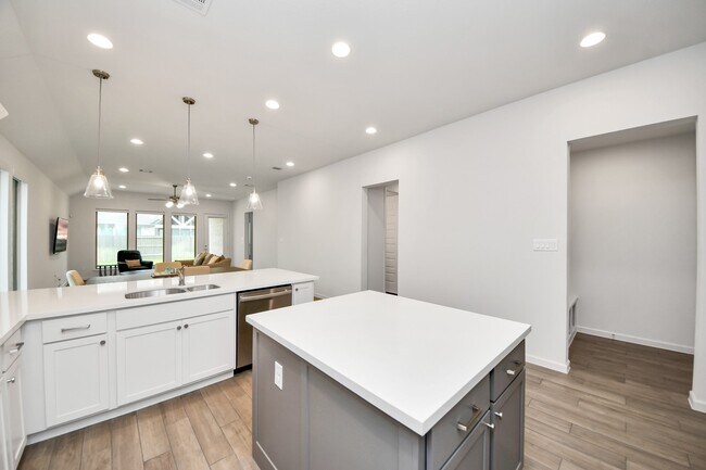 Building Photo - 11210 Burgus Farm Rd