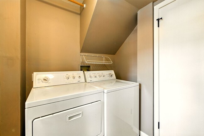 Building Photo - Tri-Level 3 Bedroom 2 Bath Large Backyard ...