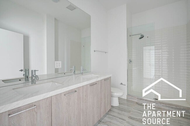 Building Photo - Top Floor Massive 3 Bed/2 Bath in the South Loop with a Stunning Updated Kitchen!