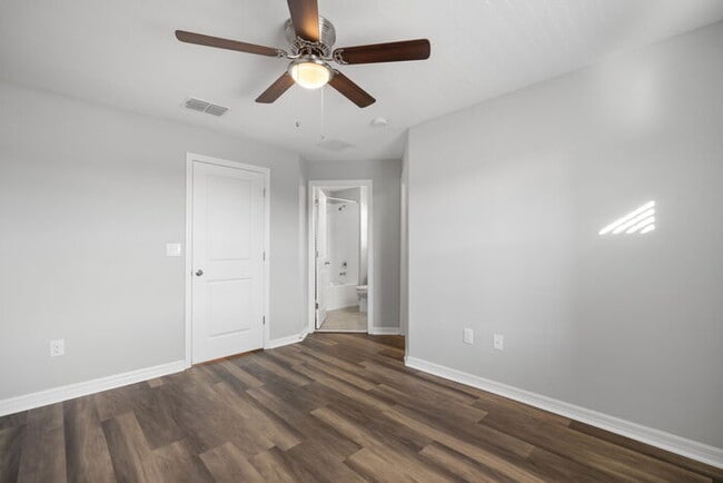 Building Photo - Like New TownHome For Rent in Touchstone!