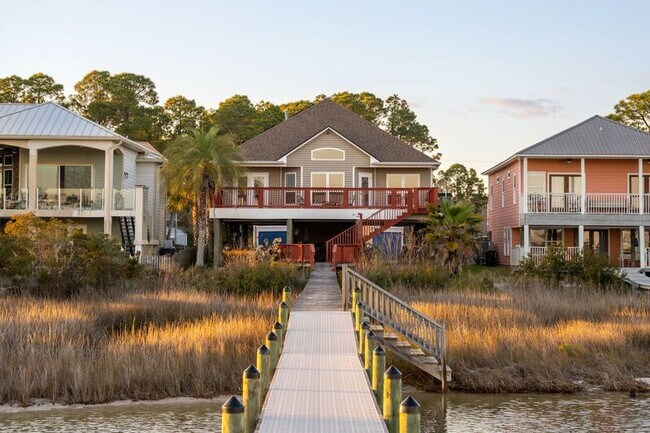 Building Photo - 2572 Gulf Breeze Ave