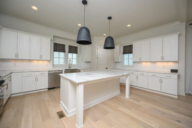 Building Photo - **LIKE-NEW, HIGH-END EXECUTIVE HOME WITH I...