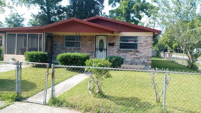 Building Photo - 1922 W 5th St