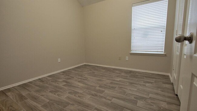 Building Photo - 1319 Colonial Manor Dr