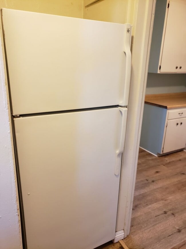 Building Photo - ROOMMATE ADDITION (1) -PLEASE CONTACT ISAB...