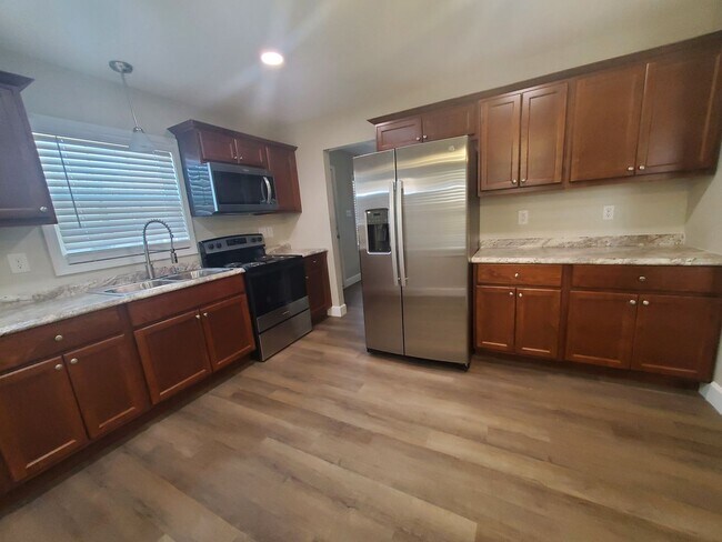 Building Photo - 1208 Hillsboro St