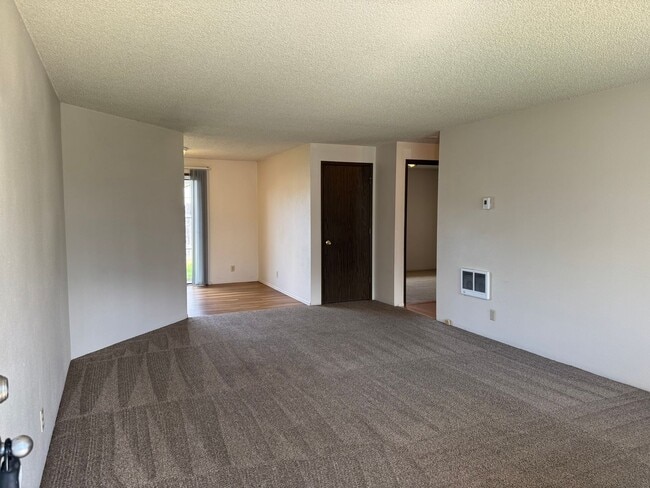 Building Photo - Great single level 2 bed/1 bath duplex in Thurston!