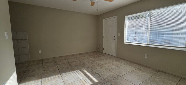 Building Photo - 2/1 Home in suberb location, pet friendly!