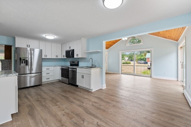 Building Photo - 381 Littlefield Rd