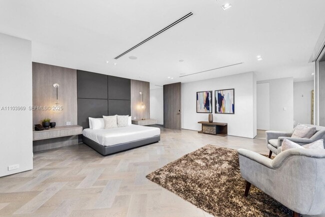 Building Photo - 440 Mola Ave