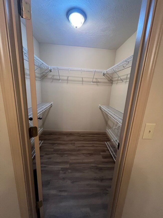 Building Photo - 2 bedroom/2 bath townhouse with 2 car garage