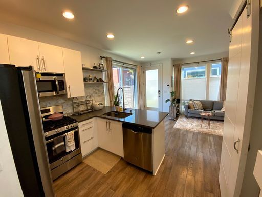 Building Photo - Keep $500! Modern Townhouse in South Park!
