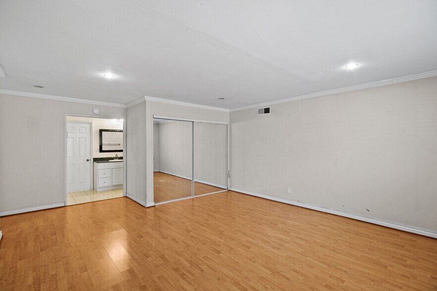 Building Photo - 18123 Delano St