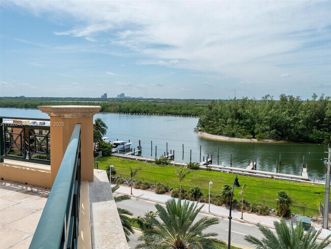 Building Photo - 3415 N Ocean Dr