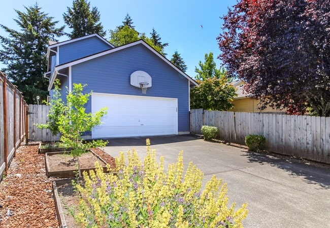 Building Photo - Charming 3-bedroom Craftsman Style DuPont ...