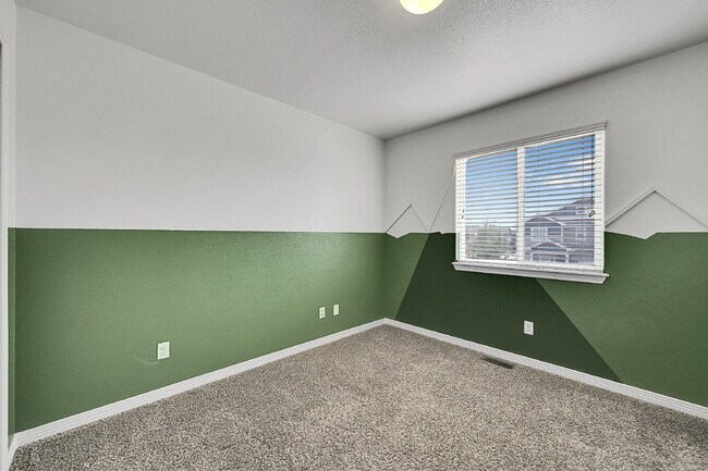 Building Photo - $2,145.00, 4-bed, 2.5-bath located in Colo...