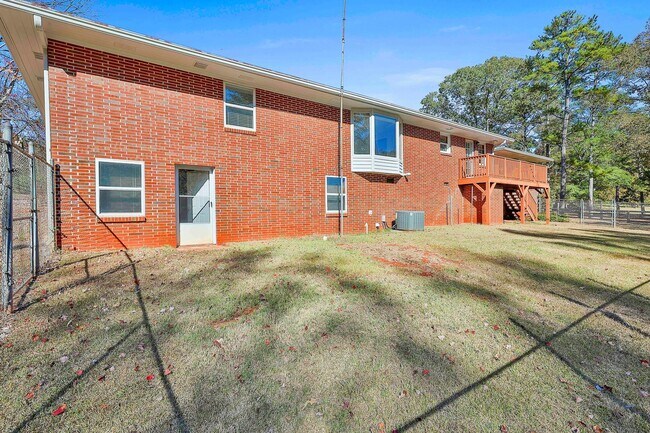 Building Photo - PROCUREMENT ONLY 334 Porter Road - Available Now! Ranch style home with spacious floor plan & bea...