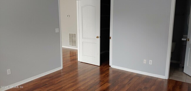 Building Photo - 916 Hyannis Port Dr